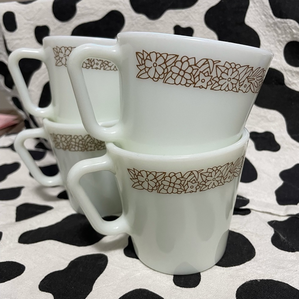 Vintage flower Pyrex milk glass mugs - Picture 1 of 4